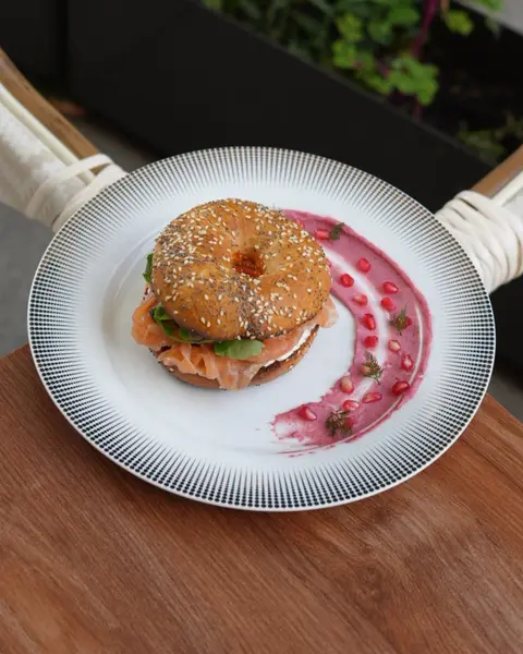 Smoked salmon bagel
