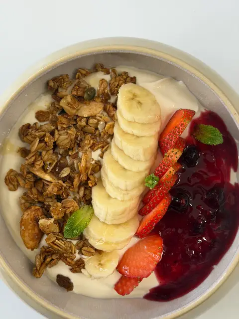 Yogurt with granola